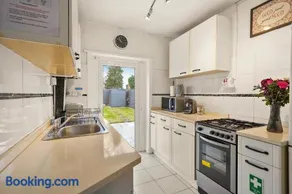 Private 2Bed-Parking & Garden-By FabAccommodation - Image 5