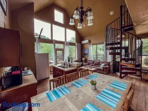 Treehouse 1 Mockingbird Lodge - Image 3
