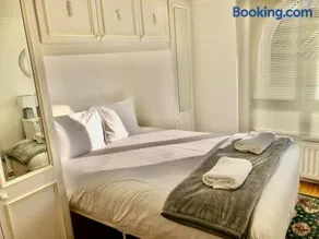 Marina Waves Apartment- Brighton, free parking, patio, ground-floor holiday home, one bedroom, sleeps 3 - Image 5