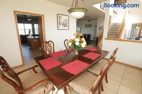 Large 5-Bedroom Farmhouse with Barn in Waxahachie Perfect for Families and Groups - Image 2