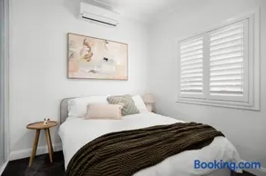 Newcastle Harbour Cottage - Walk to Cafés & Bars - Image 2