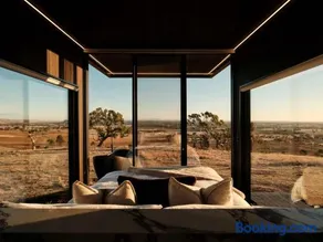 Luxury Winery Stay with Sweeping Hilltop Views - Image 1