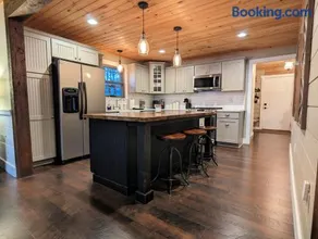 Modern Lakefront Retreat Near Brooklyn and Jackson Michigan - Image 4