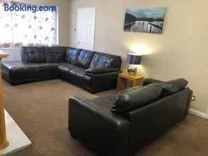 Number One - Fully Equipped Self Catering Four Bedroom House next to Dunedin, 15 mins to Spurn, 20 mins to Saltend, 12 mins to Easington - Image 4