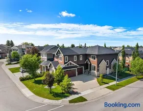 Luxury 3BR Home Chestermere Retreat with Parking - Image 4