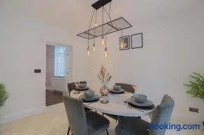 Premium 3 Bedroom Home by D3 Short Stay Sleeps 9 High Speed Wi-Fi - Image 2