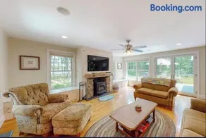 Secluded lakefront home with patio & firepit, fast WiFi, wood stove & W/D - Image 4