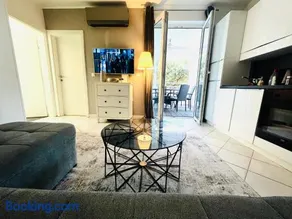 Apartment Bobby - Image 2