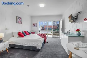 Mibnb Geelong CBD Spacious Studio Apartments - Image 2