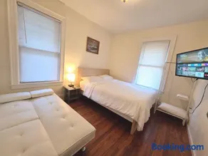 Entire Beautiful 2BR Apartment [L]. Convenient location in the heart of Queens! - Image 1