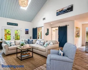 Dreamy HHI Escape Pool w Swim-Up Bar Hot Tub - Image 2