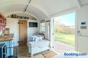 Red Robin Retreat - Image 4