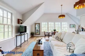 Brand new guest apartment with furnished deck, fast WIFI, dock, & water views - Image 3