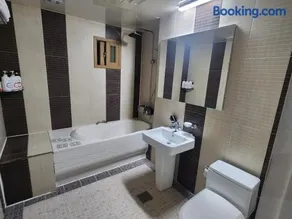 Zenith Hotel - Image 1