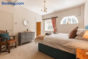 Stylish Coach House Retreat - Image 2