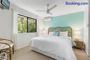 Modern & Stylish 2 Bedroom Townhouse - Image 2