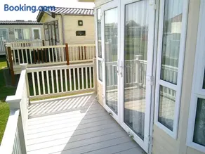 The Grange Ingoldmells Derwent 6 Berth Central heated Wrap Around Decking - Image 5