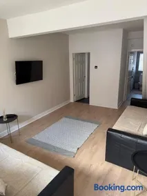 Two bedroom house free parking - Image 3