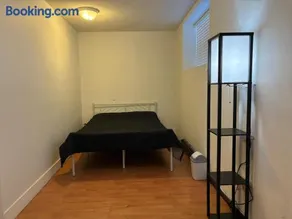 King George Corridor Modern Room - Easy Transit & Free Parking - Image 3