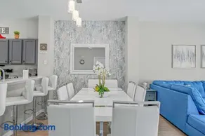 Elegant Townhome with Water View - Image 3
