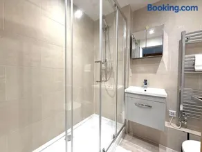 Spacious & Stunning 5 Bed Cheltenham Home - Image 2