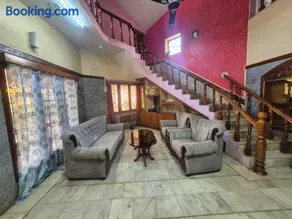 Spacious 4bhk bungalow! Perfect for family and groups - Image 3