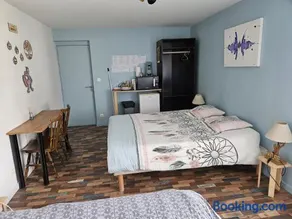Chambre avec 2 lits double, douche et WC privés - Accès autonome - Parking - Image 1