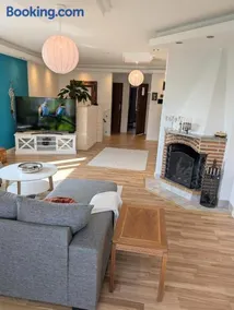 Luxury Villa with Beautiful Garden & Easy City Access - Image 2