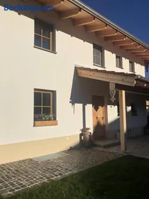 Appartement adapté aux familles avec terrasse et jardin | Vue jardin - Image 2