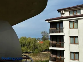 Perfect Sea and Pool View Long Beach Apartment - Image 2