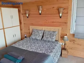 Chalet autonome à louer sur terrain de loisir de 2000m2 avec étang privé - Image 2