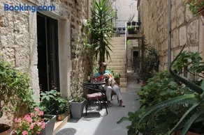 Street Garden Apartment - Image 1
