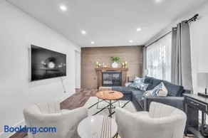 Comforting Retreat Near Woodfield Mall home - Image 4