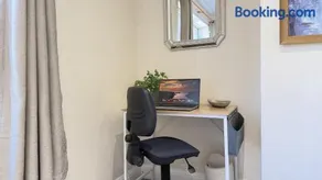 Quiet Cambridge 2-Bed near Girton, Parking, Workspace, Long Stays - Image 2