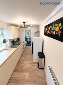 Spacious 3-Bed House Near Uni and Town Centre - Image 5