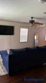 Cozy Blissful 2BR Near Downtown Houston & Med Center - Image 2