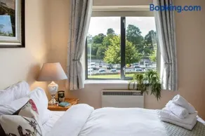 Waterfront View Apartment - Image 3