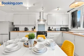 Cozy work-ready home near City Centre with Netflix and Parking - Image 3