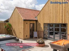 Gorgeous Stylish Home Near Longleat and Bath with Private Heated Pool and Sauna - Image 1