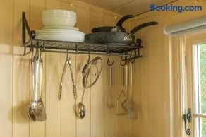 Hill Top Hideaway Shepherds Hut with Hot Tub - Image 2