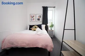 2 Bed Flat near Stadium with Street Parking by CTO Serviced Apartments - Image 5