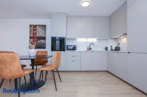 Modern Apartment near Lake & Free parking & Easy City Access - Image 3