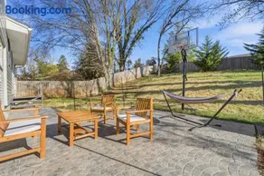 Sleeps 10 - 5m to Gaylord MGM National Harbor, 20m to DC w Work & Game Area - Image 2