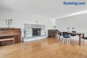 Spacious 2 bedroom home in Niles, Illinois with office, full kitchen and 2 baths - Image 4