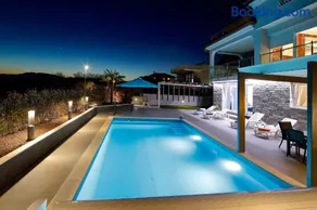 Luxury pool apartment by the sea - Image 1