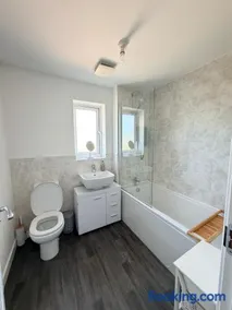 Modern 3 bed detached Falmouth Near Swanpool Beach - Image 2