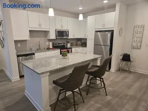 Corporate Luxe 2BR 2BA Apartment with Serene Water View 5 min from JAX Airport - Image 4