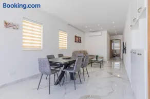 Exclusive 2 Bed Penthouse with pool - by Hostmt - Image 4