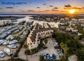 Elegant Lakefront Condo Showcasing Spectacular Views. - Image 2