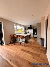 5 Bed Contractor & Family Stay Parking Sleep 8 - Image 1